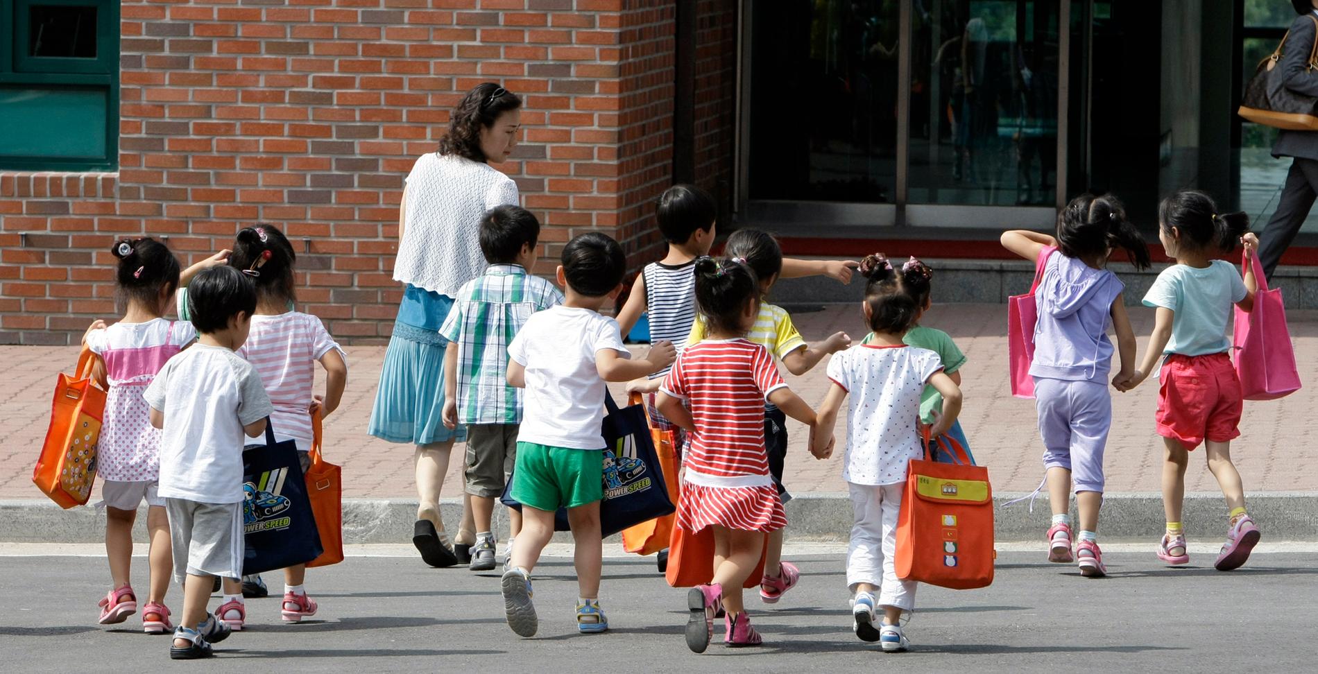 Barn till nordkoreanska avhoppare på väg från skolan vid omskolningsanläggningen Hanawon.