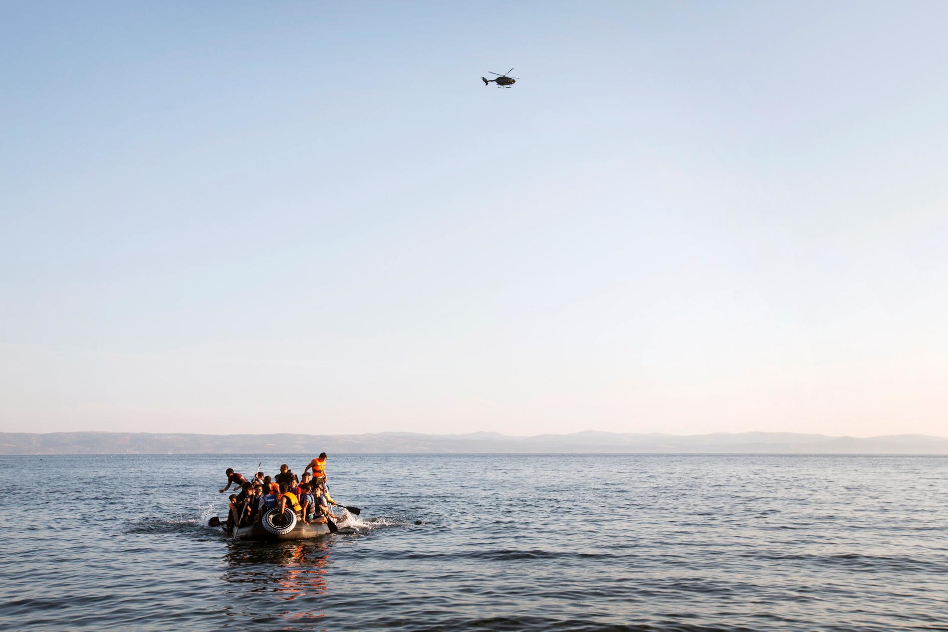 En grupp på drygt 40 syriska och afghanska flyktingar nära Lesbos. 