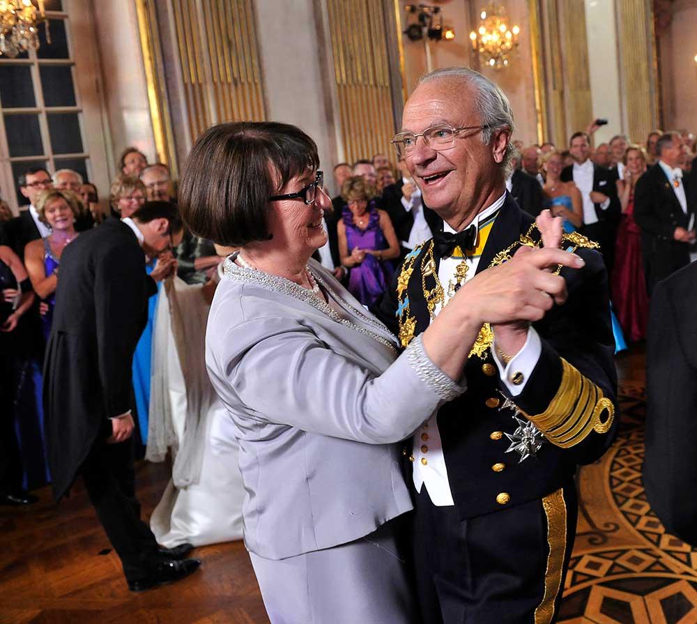 Kungen och prins Daniels mamma Ewa dansar på kronprinsessparets bröllop 2010. När kungen firar 50 år på tronen bjuds besökarna på en stor dansfest. 