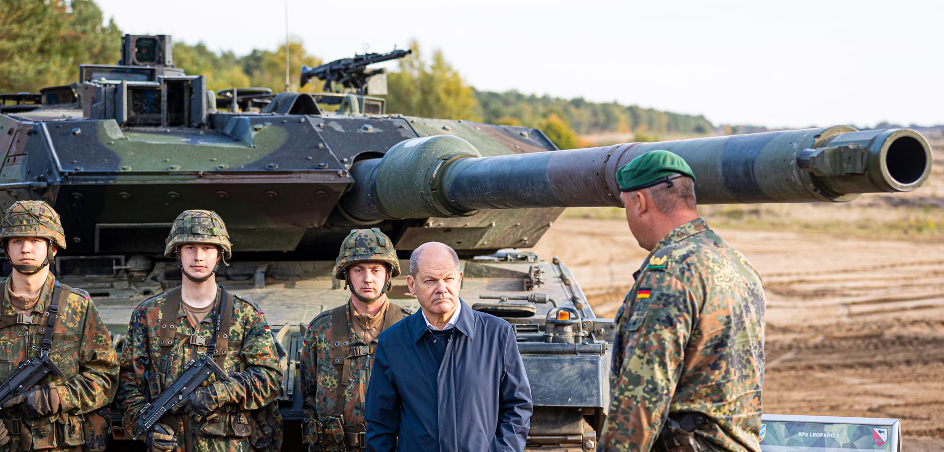 Tysklands förbundskansler Olaf Scholz har fått ompröva landets säkerhetspolitik flera gånger om. Här besöker han Bundeswehr vid en stridsvagnsövning i Ostenholz i oktober. Vagnen bakom honom är en Leopard 2. Arkivbild.
