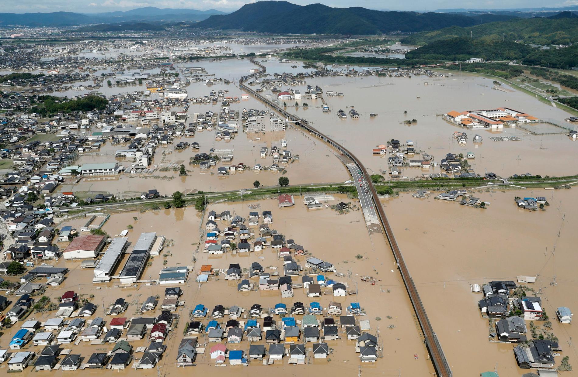 Stora områden står helt eller delvis under vatten efter kraftiga regn i sydvästra Japan. På bilden staden Kurashiki.