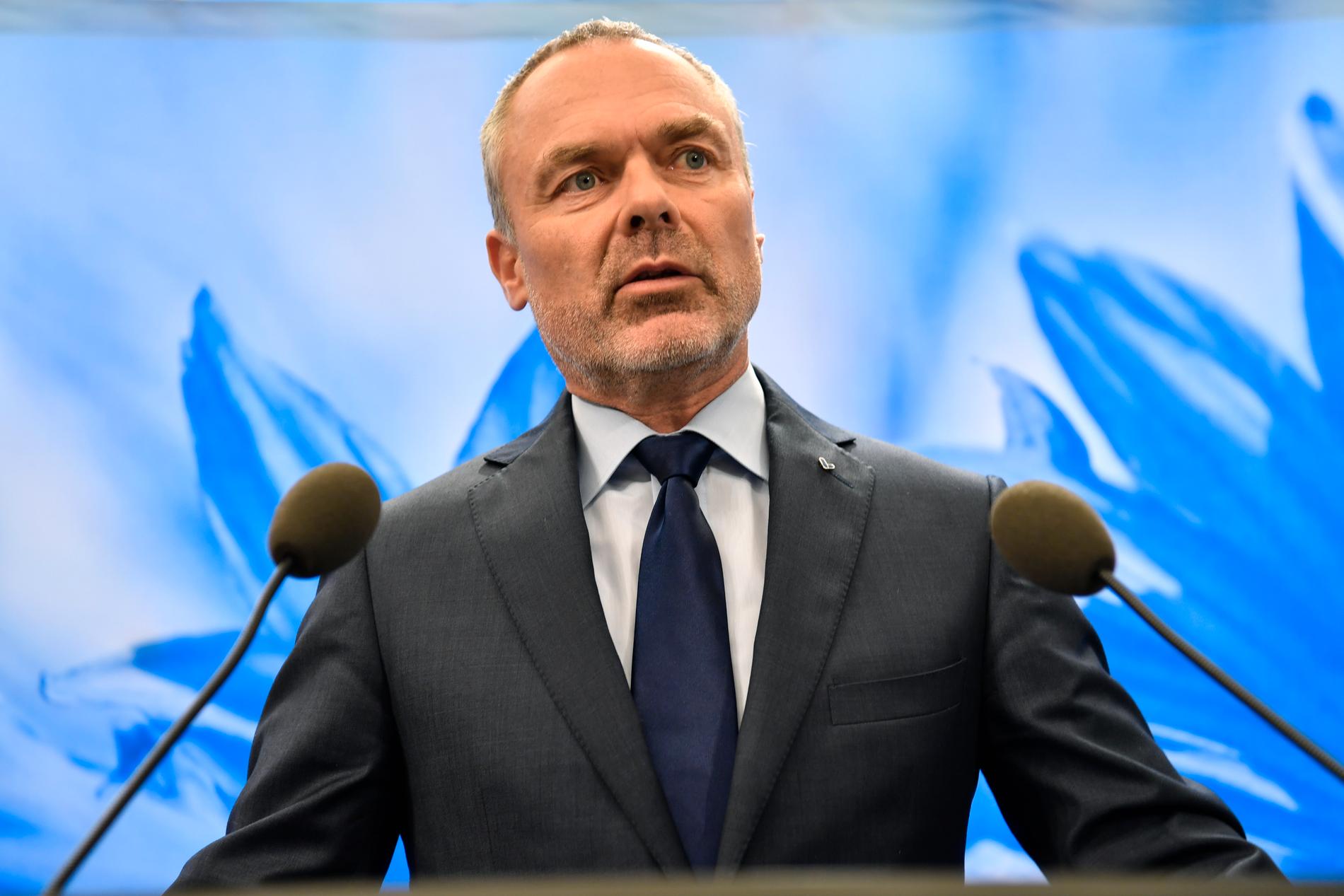 Liberalernas partiledare Jan Björklund kommenterar regeringsfrågan vid en presskonferens på lördagen.