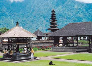 Templet Pura Danau Bratan ligger mitt i en vulkankrater omgivet av dimhöljda bergstoppar.