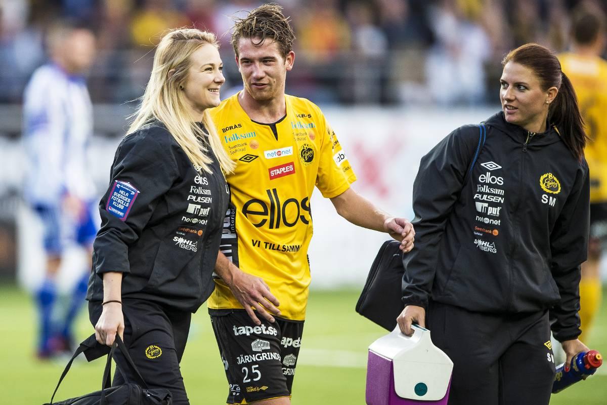 Marcus Rohdén har fått vård och är på väg av planen under höstens möte med IFK Göteborg.