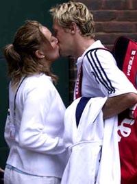 Tour i kärlek Jonas Björkman har stöd av frun Petra när han spelar tennis. I Wimbledon har familjen tagit sig fram till tredje omgången. Visst är det värt en segerpuss?