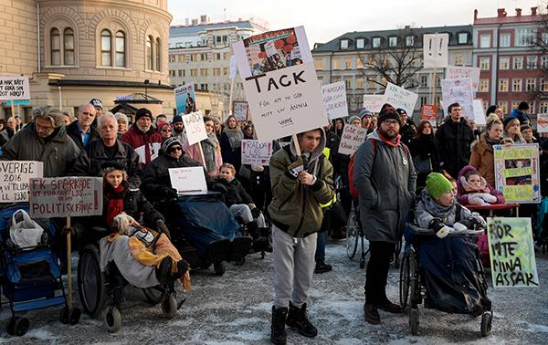 Funktionshinderrörelsen: ”Ingen har bättre kunskap om våra frågor än vi själva. Om vi inte kan verka i och mellan våra förbund eller företräda oss själva står Sverige inför en demokratisk kris.” (Bilden är från en manifestation på funktionshindersdagen i december 2016).