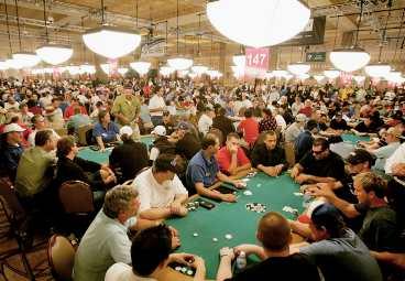KORTEN PÅ BORDEN 5661 spelare slår sig ner vid borden för första spelomgången på Rio Hotel & Casino i Las Vegas, USA. En av dem vandrar därifrån nästa helg med cirka tio miljoner dollar - och med titeln världsmästare.