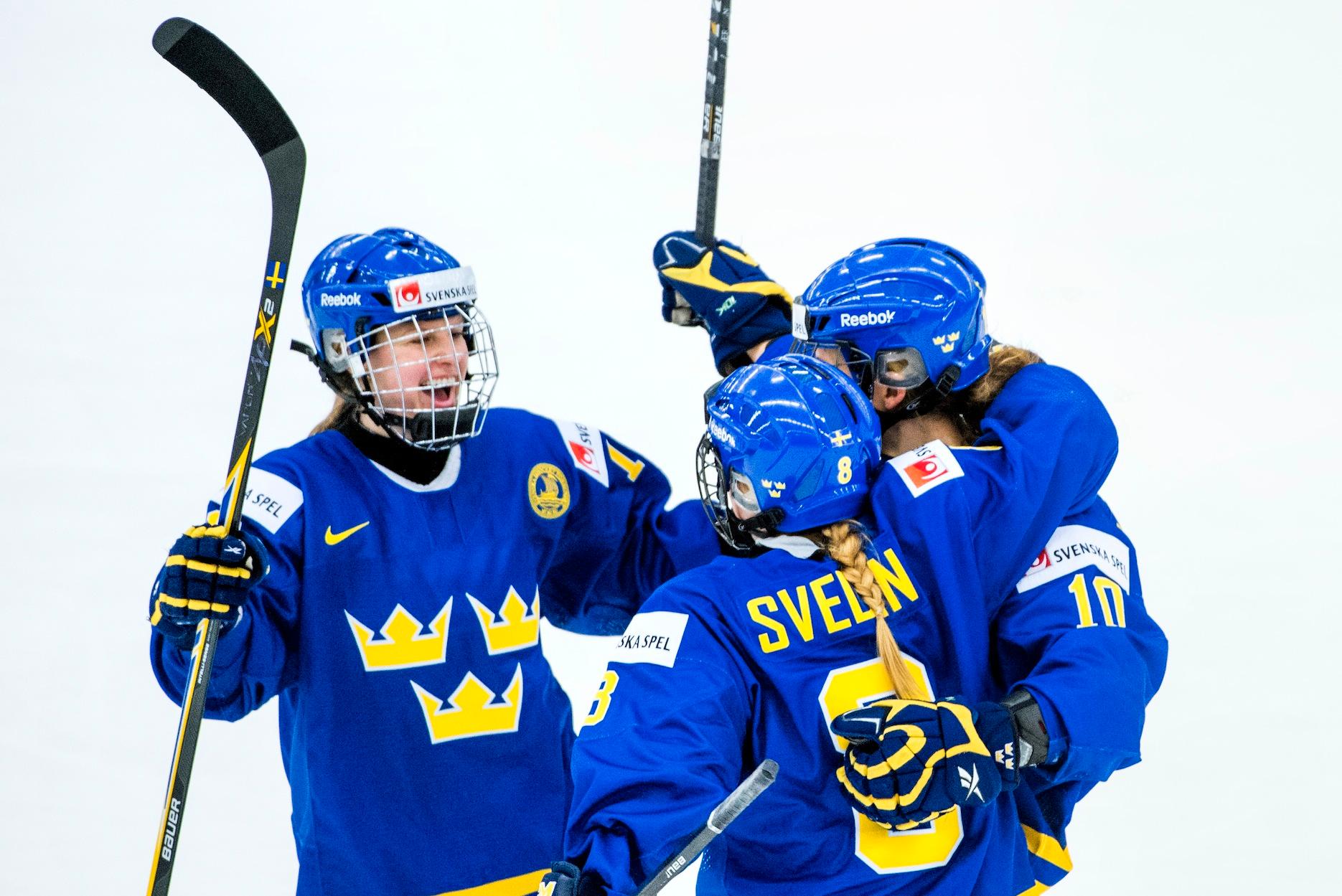 Emilia Andersson firas efter hon gjort 0-2 under ishockeymatchen i Dam-VM mellan Schweiz.