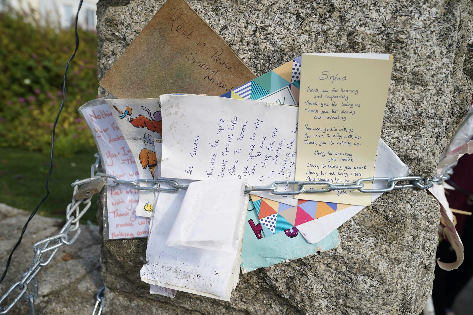 Handskrivna brev lämnade utanför Sinead O'Connors före detta bostad i Bray, Irland, inför hennes begravning den 8 augusti 2023.
