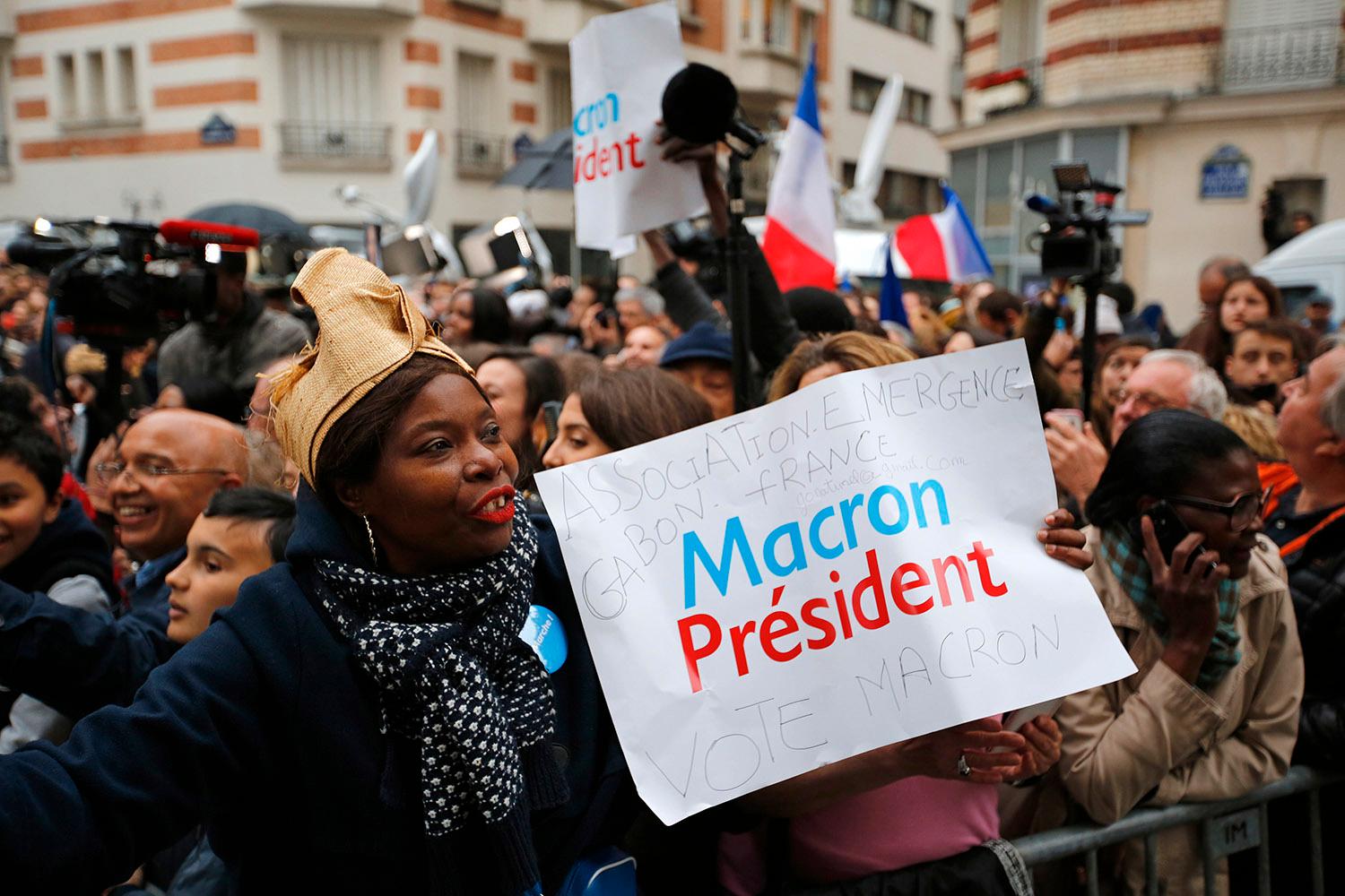 Supportrar firar Macron i Paris.