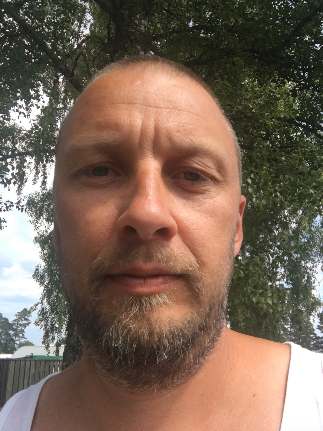 Niklas Klangegård, 42, rasar mot bank-id-läckan.