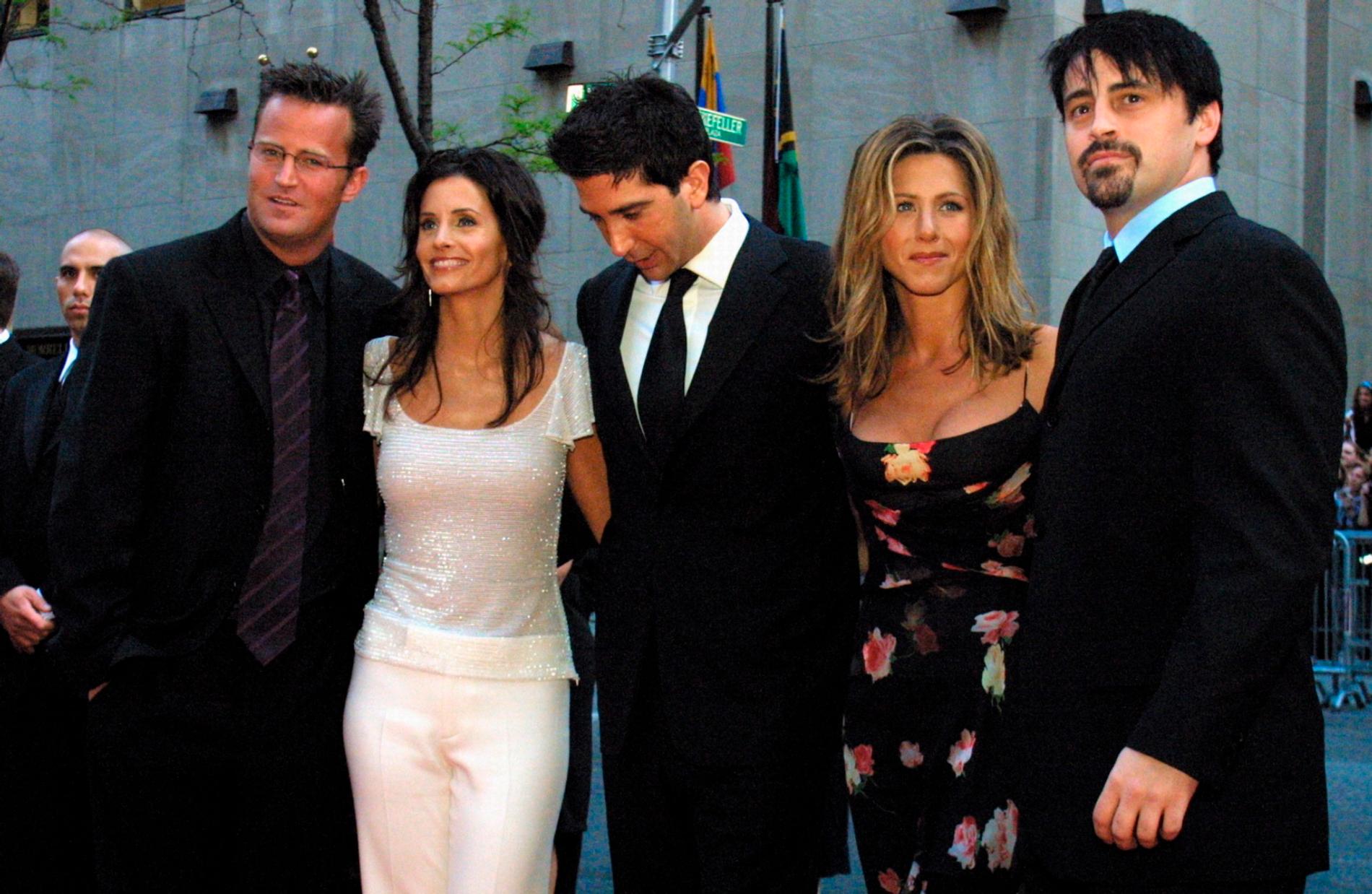 Vännerna Matthew Perry, Courtney Cox, David Schwimmer, Jennifer Aniston och Matt Leblanc tillsammans 2002. Lisa Kudrow saknas på bilden men var enligt TMZ med på Matthew Perrys begravning i natt.