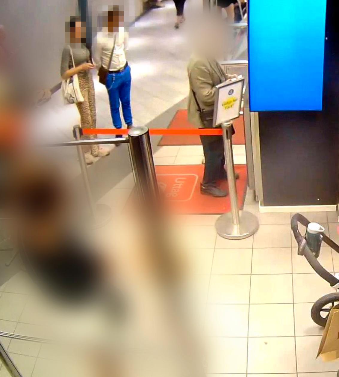 Övervakningsfoto från Ringens köpcentrum. Här står paret bakom den äldre kvinnan när hon tar ut pengar, sedan följer de efter henne och stjäl hennes bankkort.