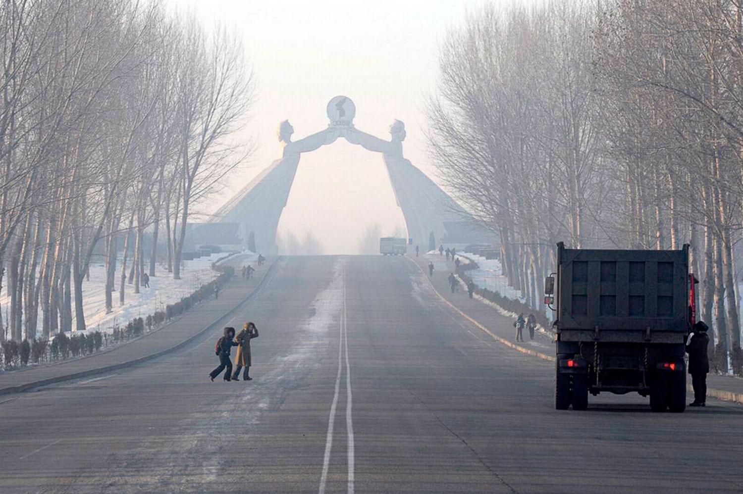 Pyongyang, Återförenandebågen över en i det närmaste fordonsfri väg.