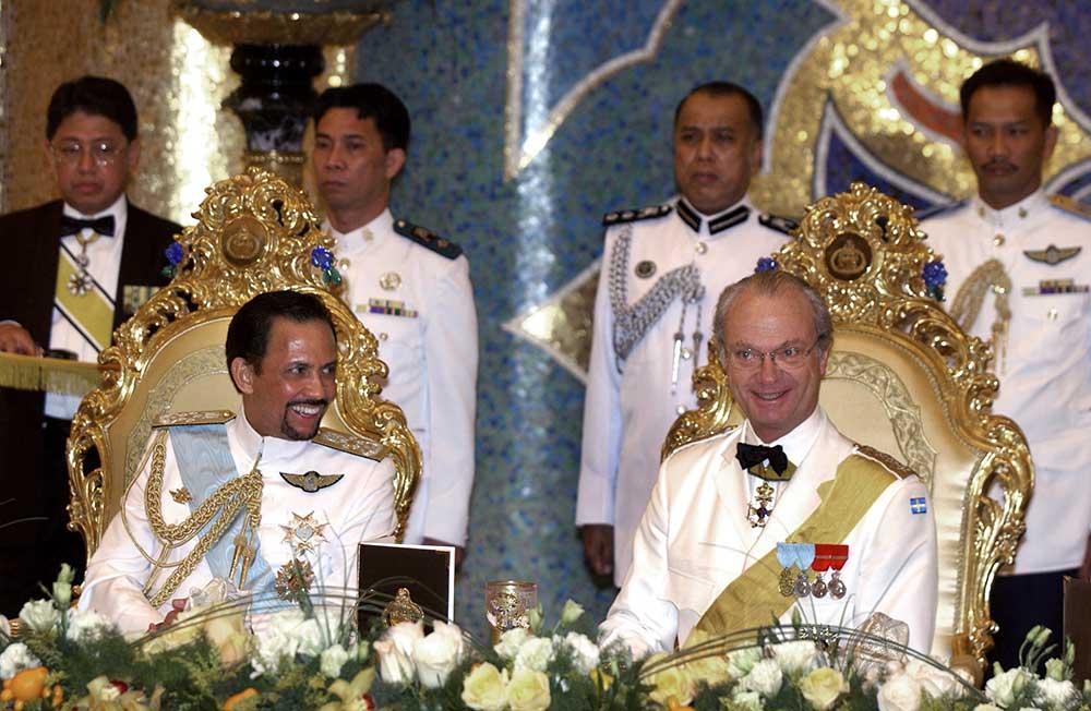 Kungen och sultanen av Brunei, Hassanal Bolkiah vid statsbesöket 2004.