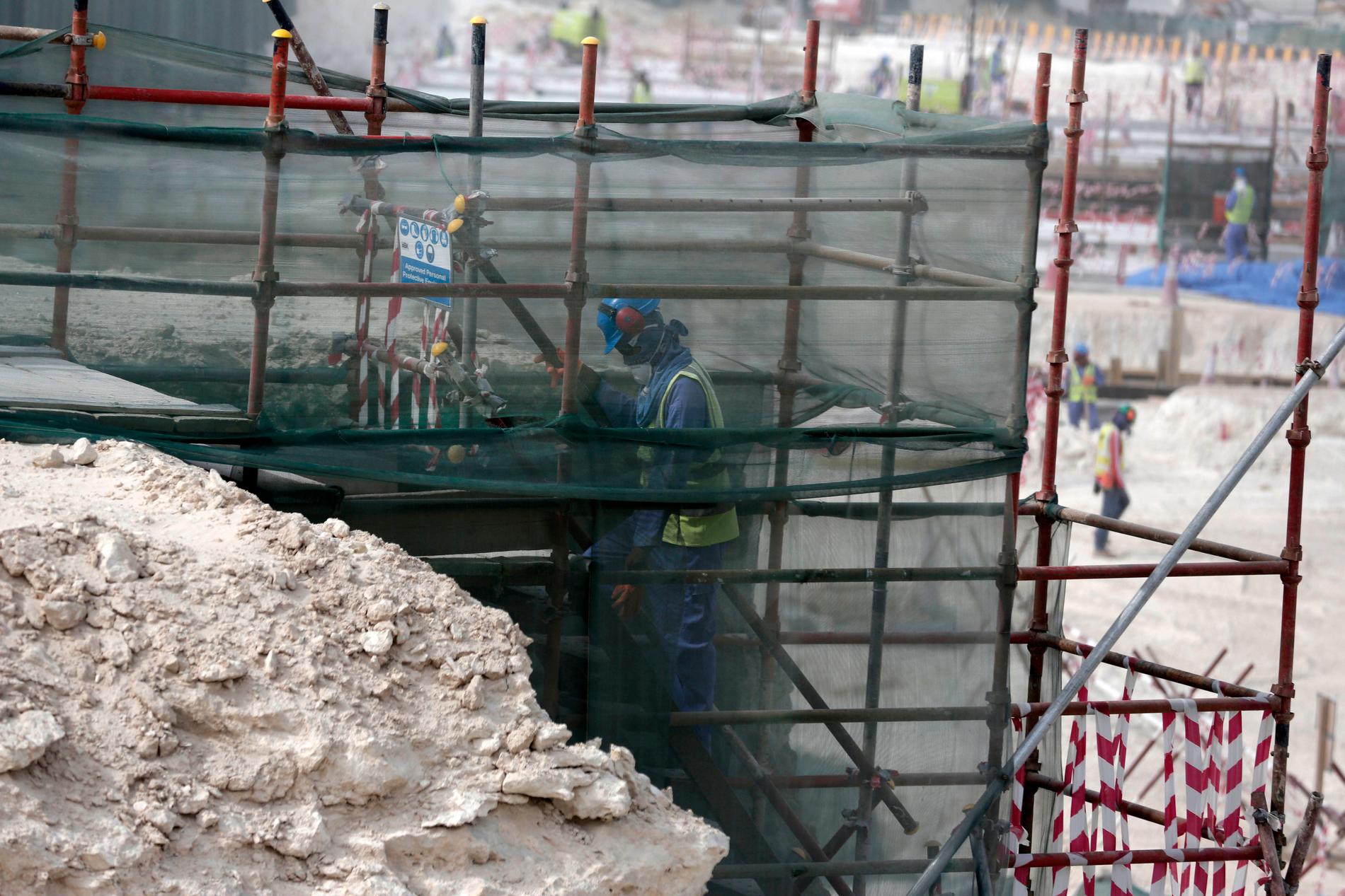 En migrantarbetare under byggnationen av en VM-arena i Qatar. Arkivbild.