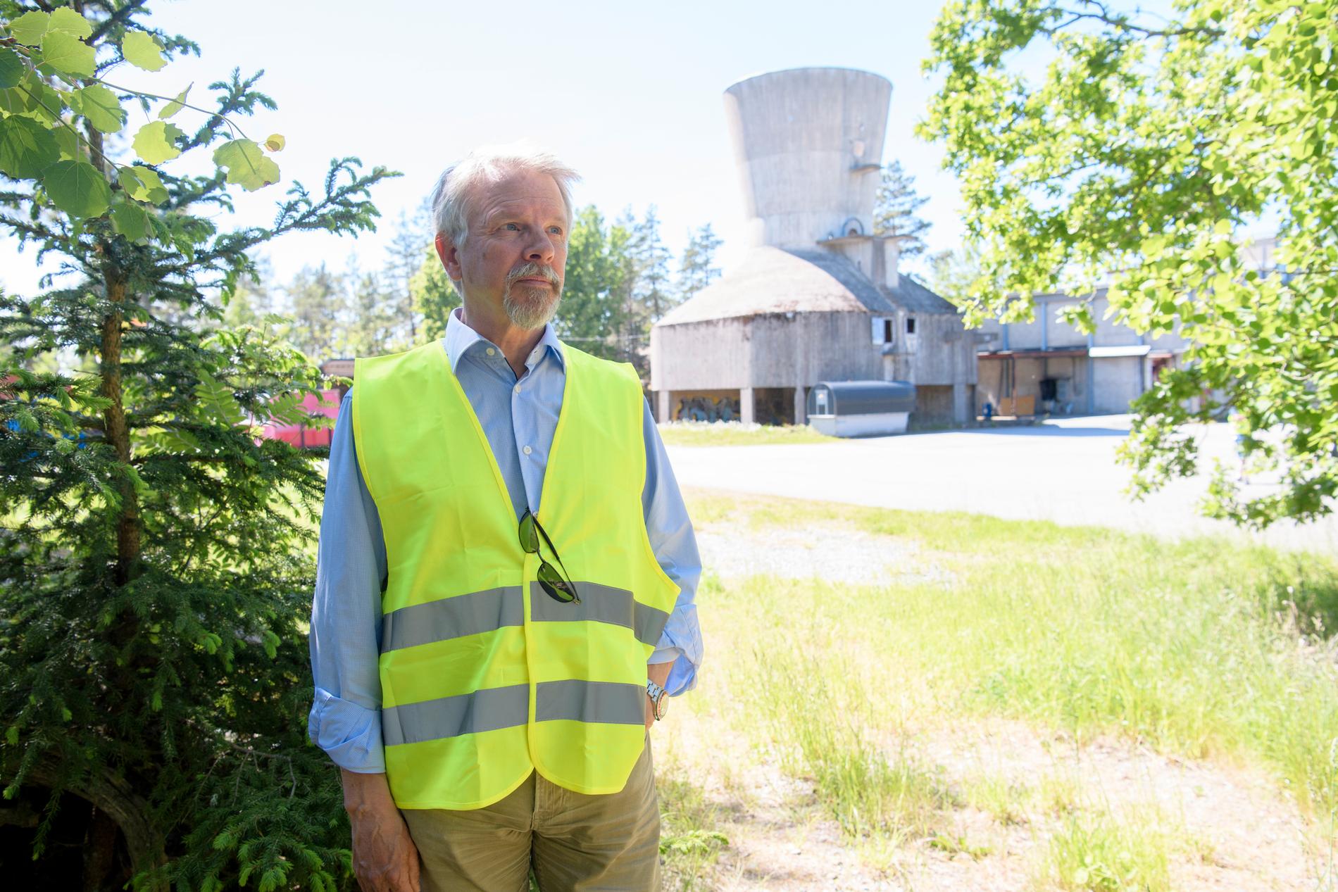 "Att hantera det radioaktiva är vi vana vid. Utmaningen är arbetsmiljöfrågorna, att folk ska arbeta säkert", säger Sven Ordéus, chef för Vattenfalls avvecklingsverksamhet. I bakgrunden det gamla kyltornet.