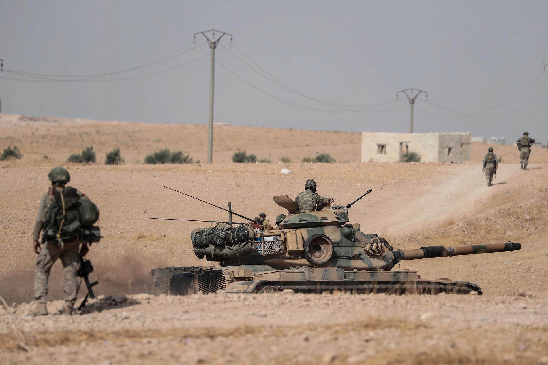 Turkiska stridsvagnar och soldater posterade i ett område utanför den strategiskt viktiga staden Manbij.
