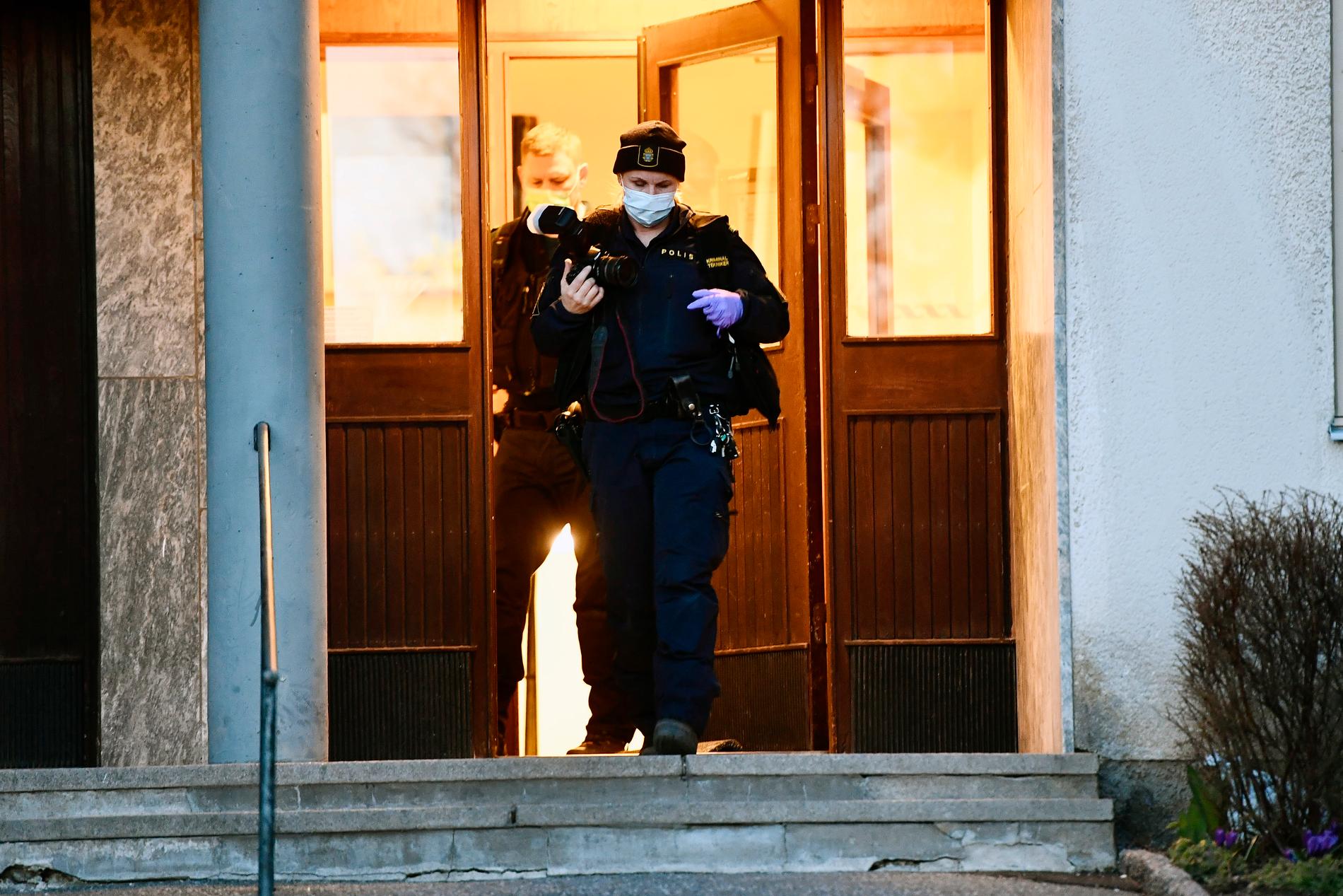 När polisen kom till bostaden i Skärholmen hittades en död kvinna.