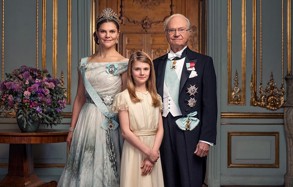 Tre generationer kungligheter: kronprinsessan Victoria, prinsessan Estelle och kung Carl XVI Gustaf. De kungliga slotten ska bevaras för alla framtida generationer. 