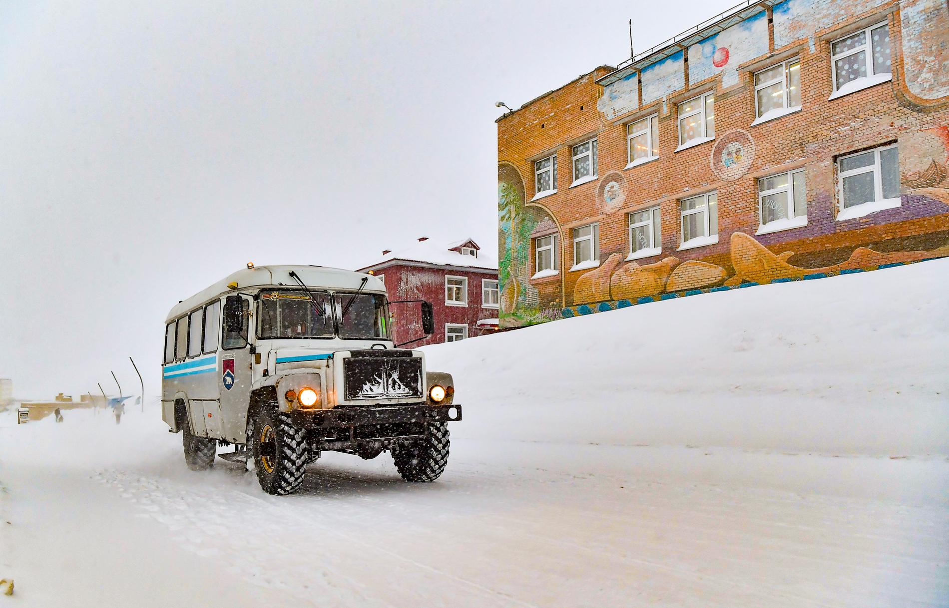 Av Barentsburgs 500 invånare är omkring 70 barn. Till höger i bild syns skolan.