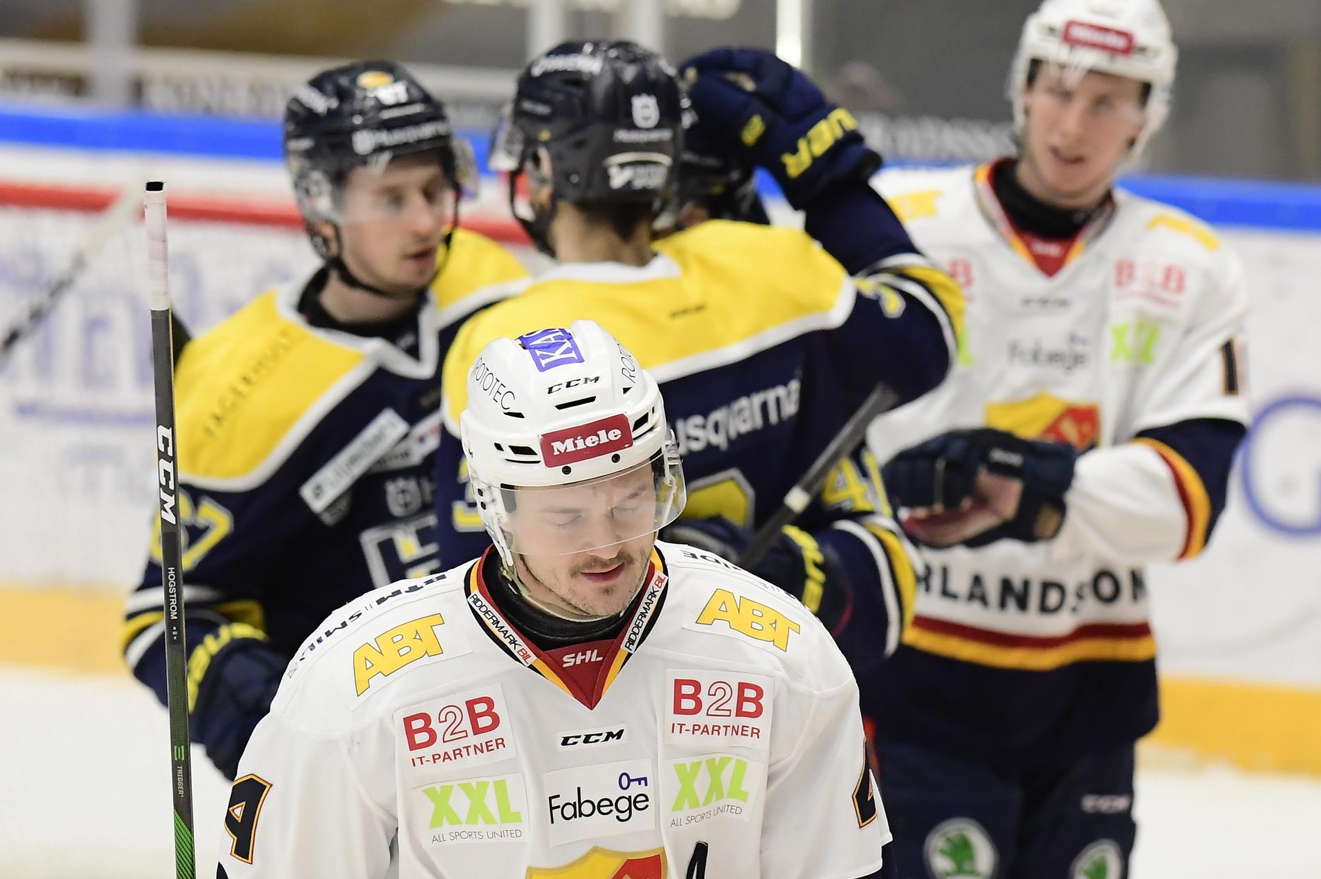 Djurgårdens Marcus Högström deppar efter att HV71:s Johan Johnsson gjort 6–1.