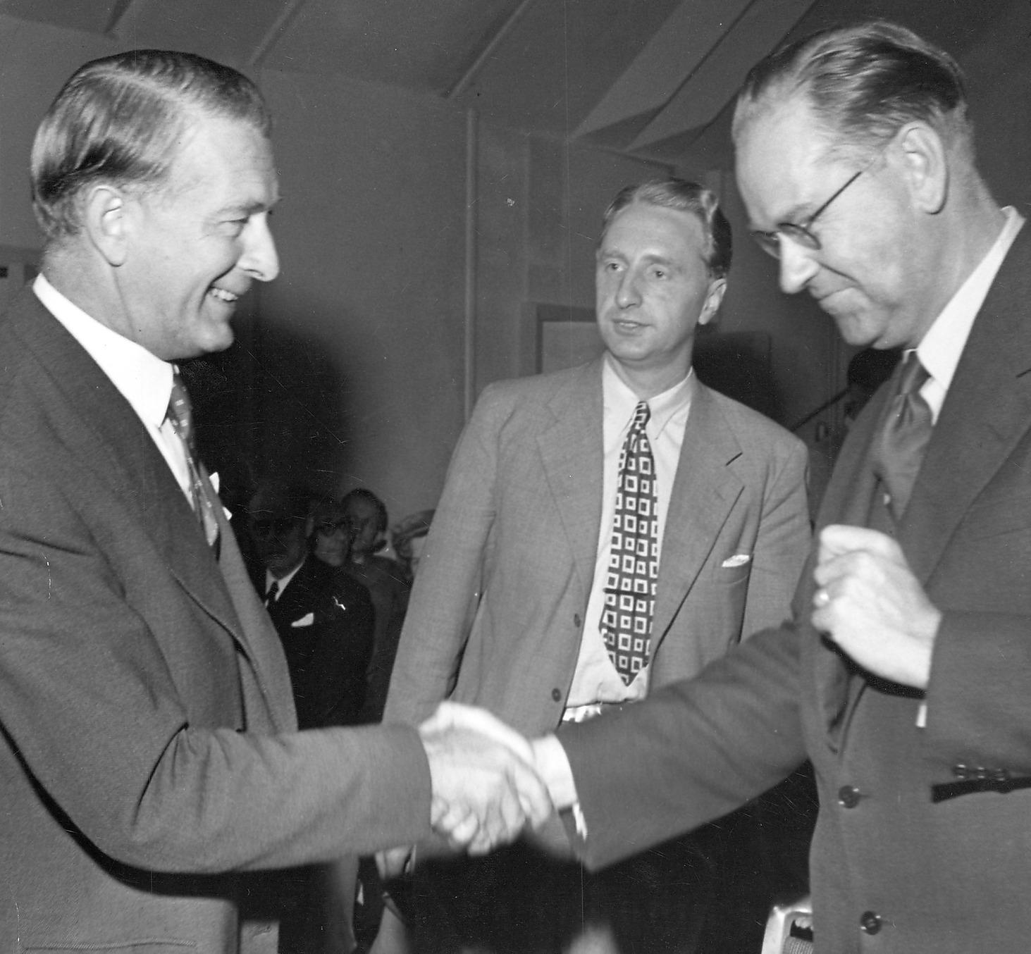 Folkpartiets Bertil Ohlin skakar hand med Tage Erlander, socialdemokratisk statsminister, i samband med valet 1950.