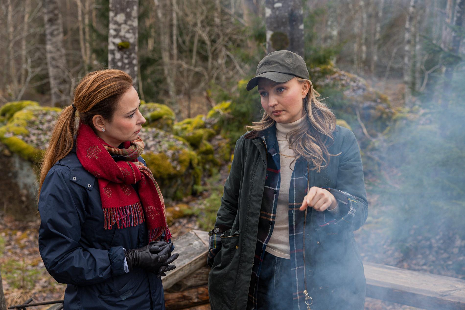 Ebba Busch och Alice Teodorescu Måwe på besök i skogen. Lägereldar berörs inte av förbudet mot att elda skräp.