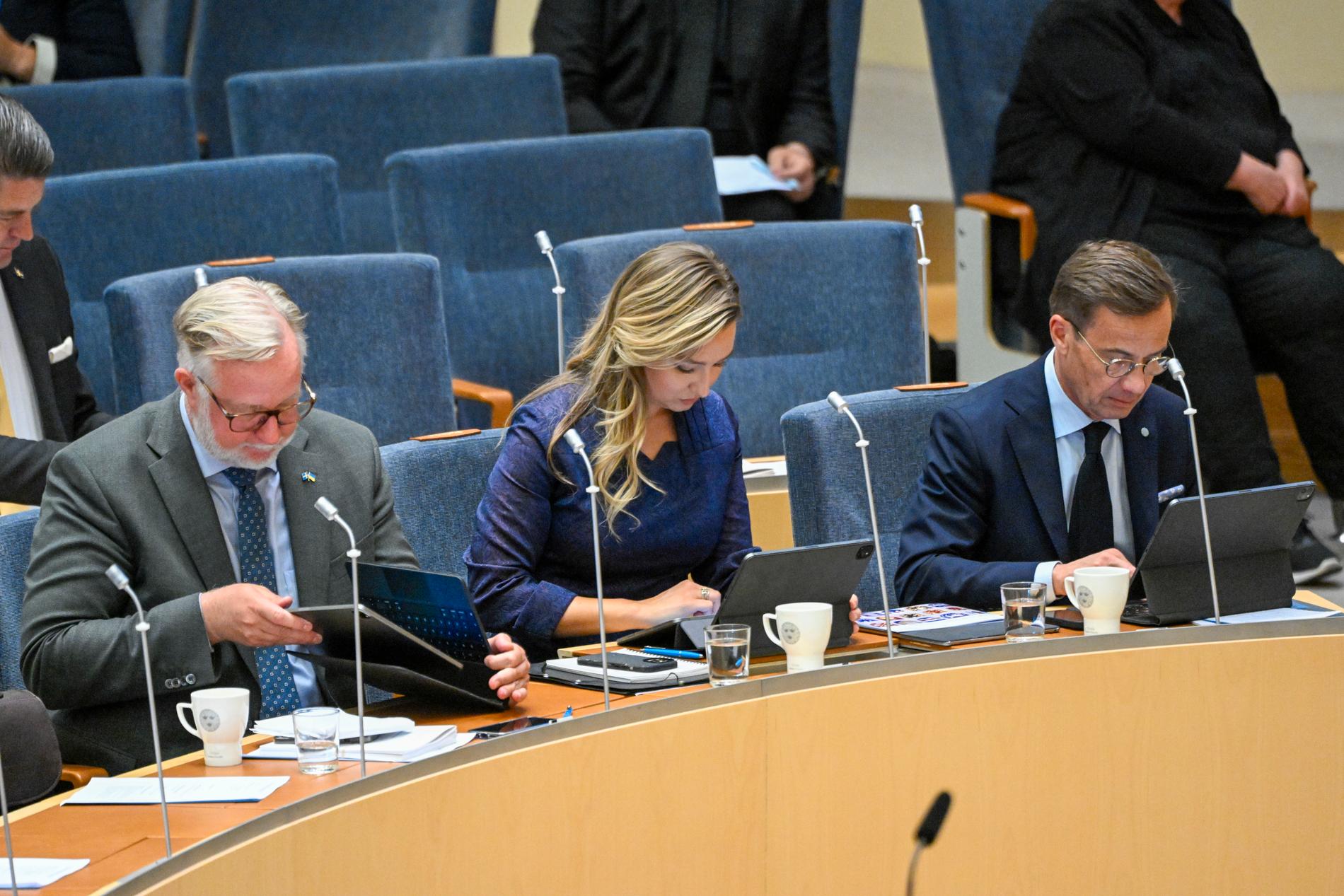 Johan Pehrson (L), Ebba Busch (KD) och statsminister Ulf Kristersson (M) under ondagens partiledardebatt i riksdagen.