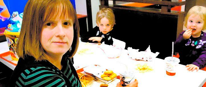 Mcdonalds Camilla Strömbäck och hennes barn Viktor och Tuva Nilsson föredrar McDonalds. ”Vi äter här nästan varje vecka.”