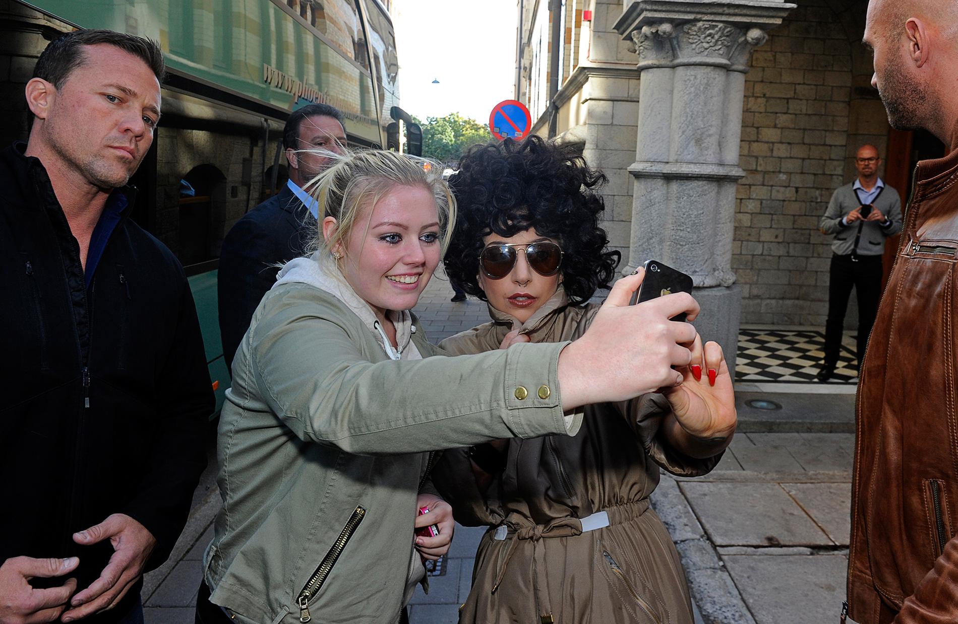 Lady Gaga tog selfies med ett lyckligt fan utanför hotellet.