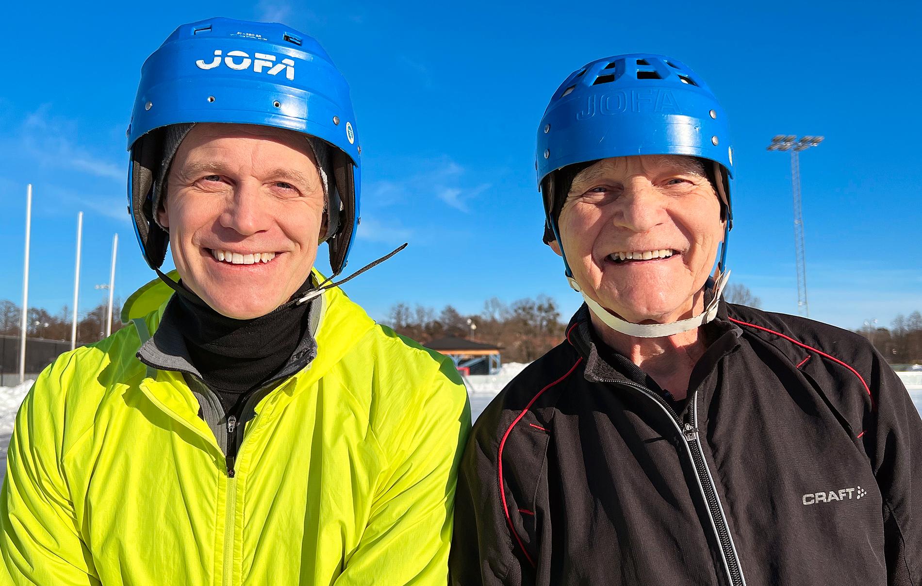Sonen Joachim Öijwall, 55, och Matz Allan Johansson, 80. Tillsammans spelar de bandy på Hakonplan nästan varje dag.