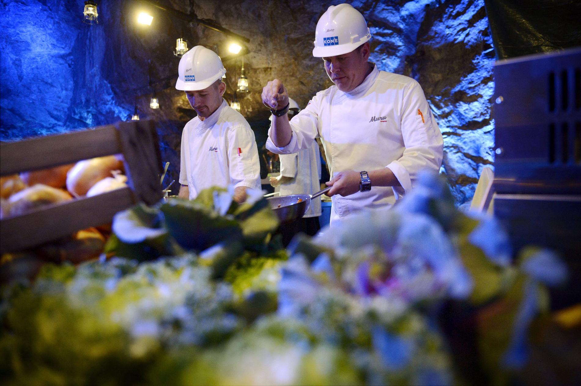 Prisbelönte kocken Niklas Ekblom (till vänster) och krögaren Timo Linnamaki ligger bakom Muru Pop Down – krogen som ligger i Tytyri-gruvan i södra Finland, 80 meter under marken.