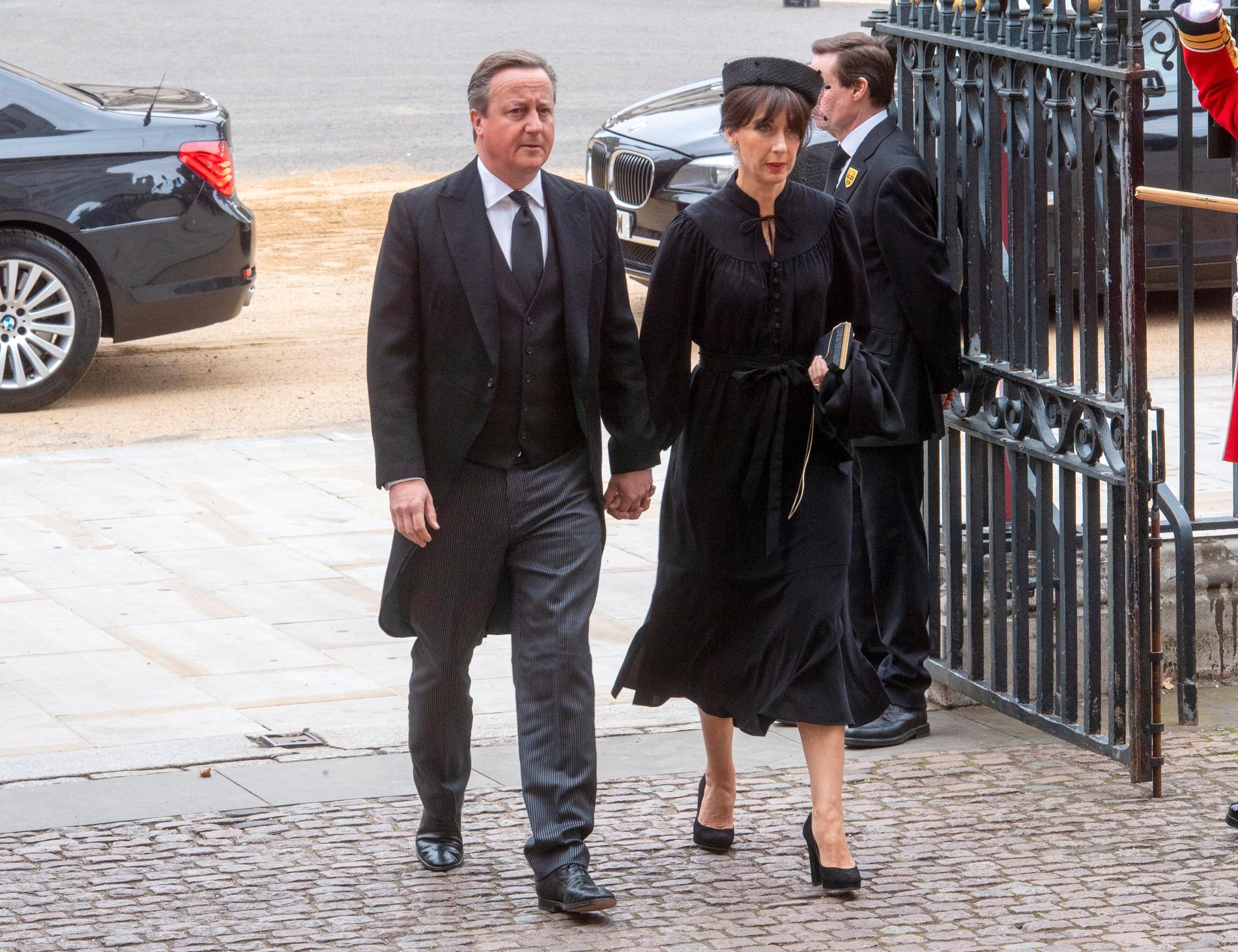 Forna premiärministern David Cameron anländer till kyrkan ihop med sin fru Samantha.