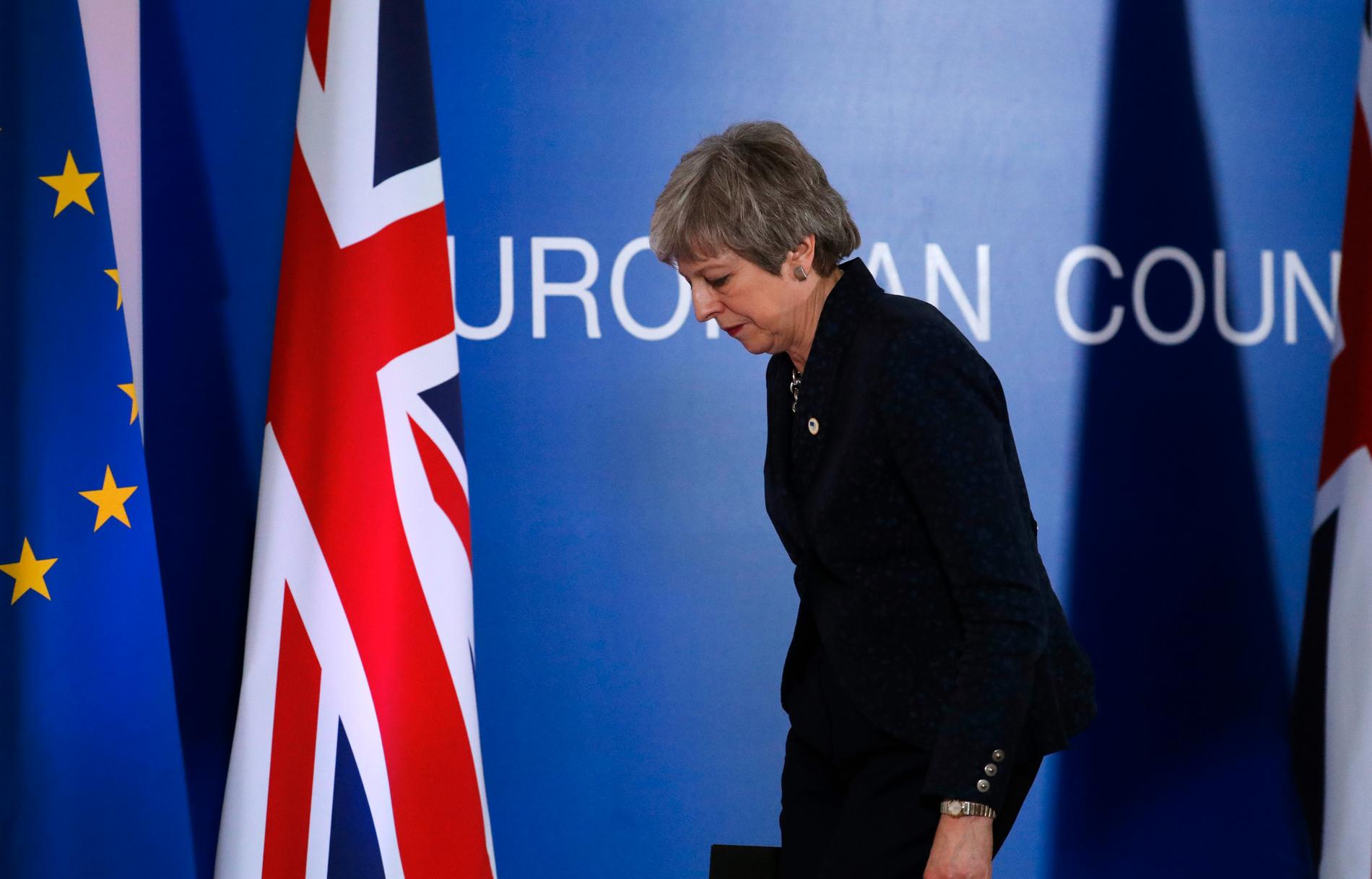 Storbritanniens premiärminister Theresa May lämnar sin presskonferens efter EU-toppmötet i Bryssel.