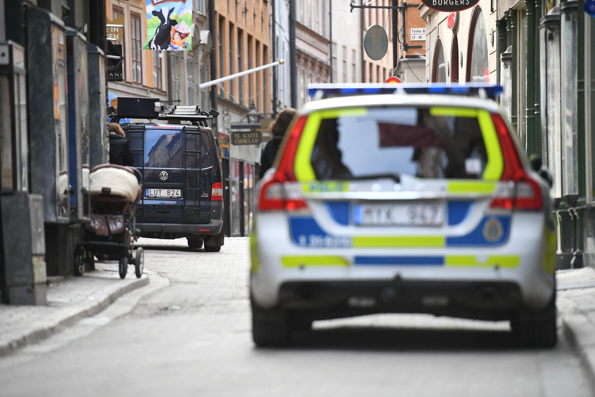 En man sitter anhållen misstänkt för mord på en kvinna i Gamla stan, Stockholm. Polisen larmades till platsen i natt.