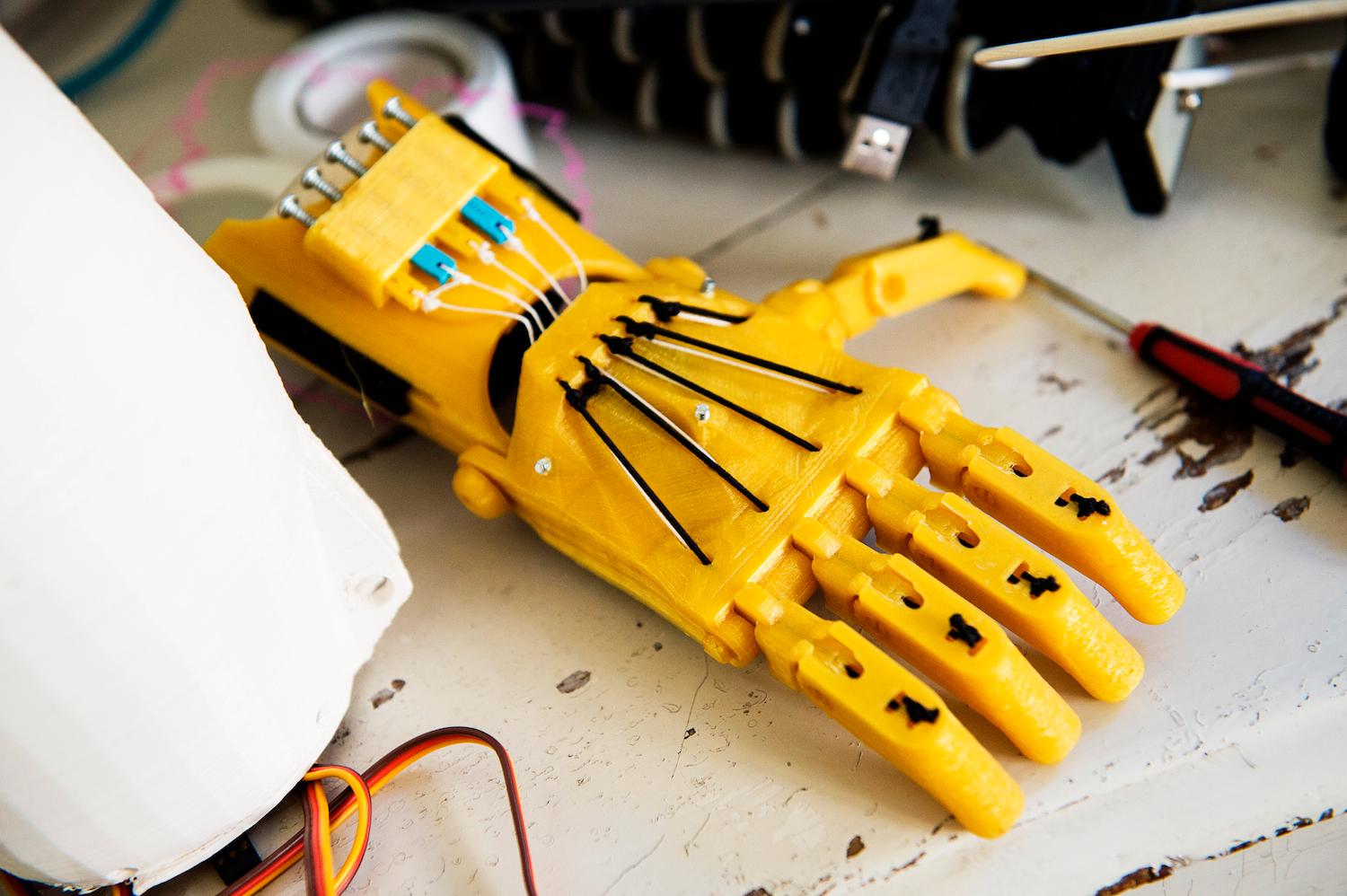 Handproteserna tillverkas i plast i 3D-skrivare utifrån en mall som tagits fram av ortopeder. Den är mekanisk och genom att vinkla handleden upp och ned kan man greppa föremål.