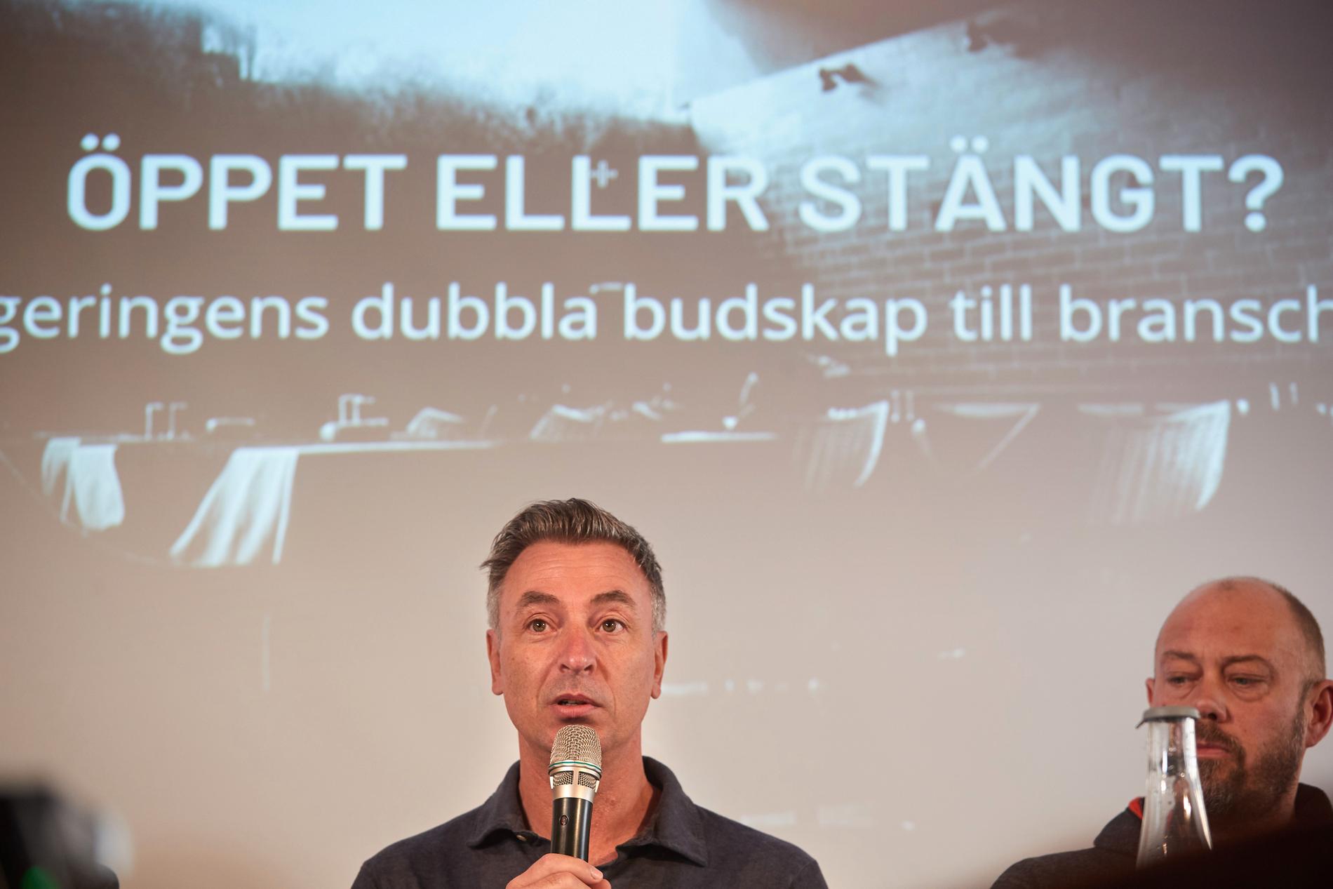 Krögaren Tareq Taylor vid en pressträff i Malmö, till höger Andreas Pieplow.