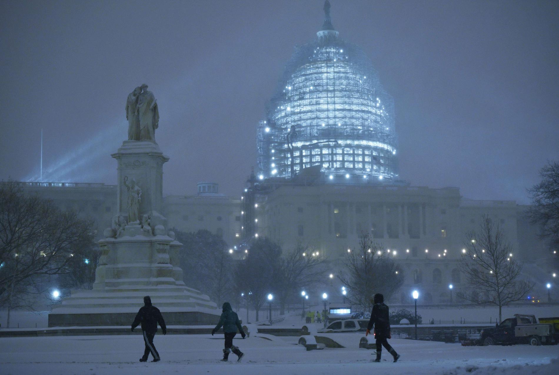 Snötäckt Capitolium i Washington.