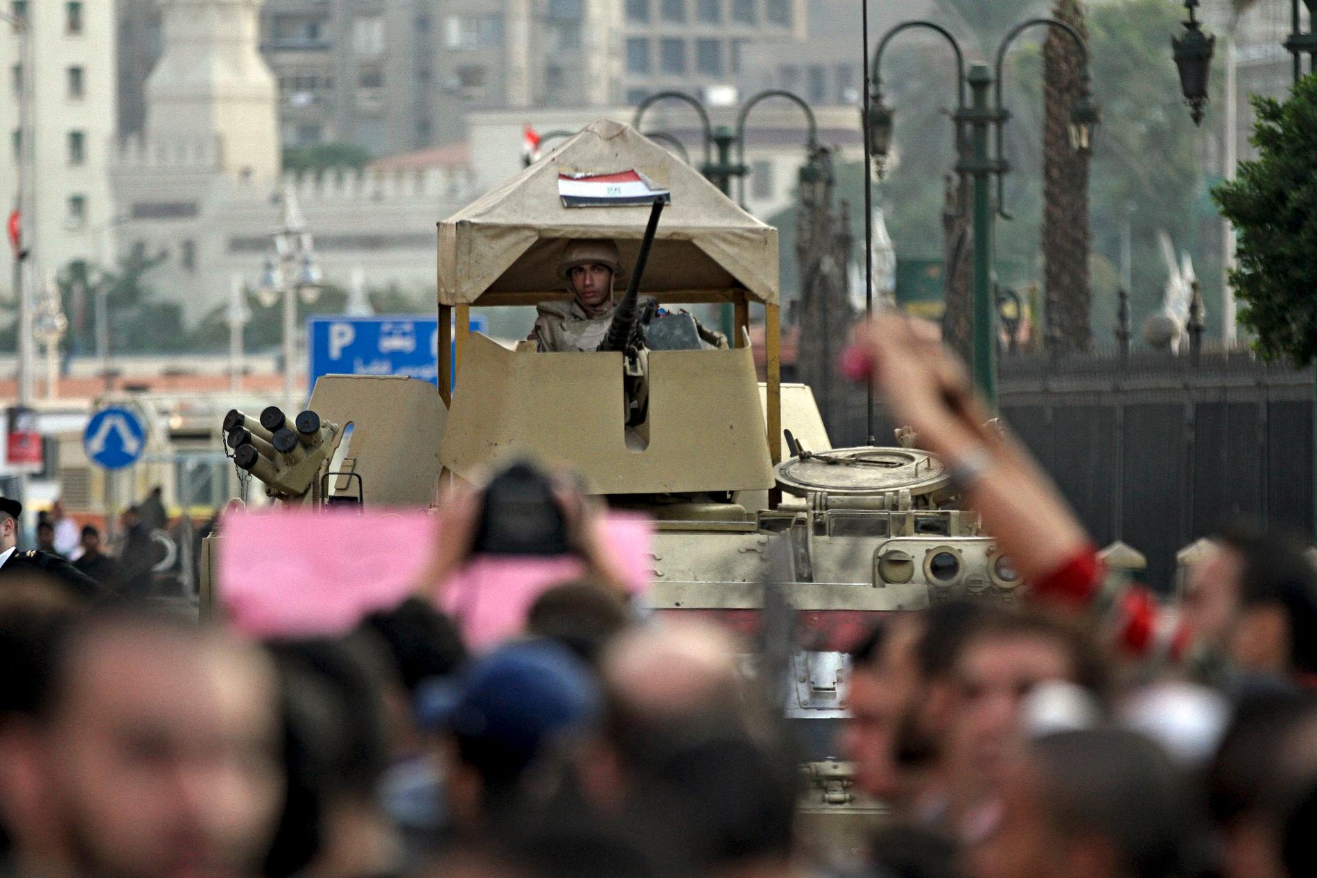 Tusentals har samlats för att demonstrera mot beskedet att Egyptens ex-president Mubarak slipper åtal.
