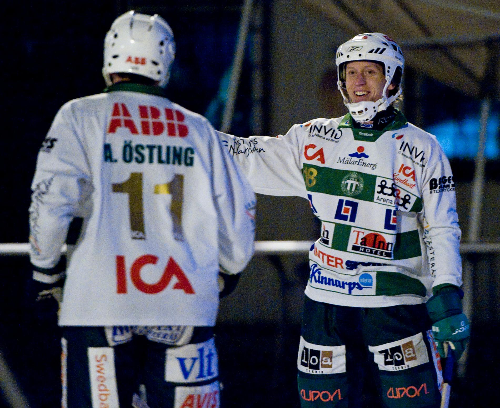 Victor Engström, som här firar ett mål med Anders Östling 2009, blev bara 24 år.