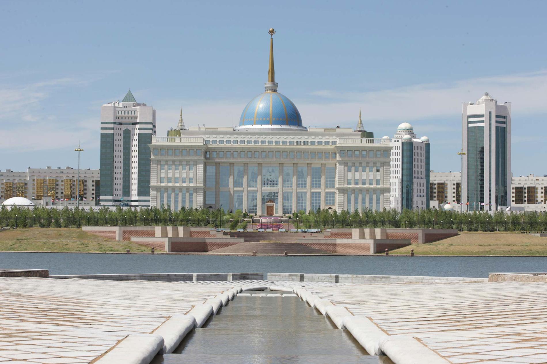 Presidentens palats i Astana är utformat för att efterlikna Vita huset i USA.