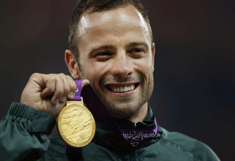 Oscar Pistorius med sitt guld vid Paralympics i London 2012 på 400 m. Foto: AP Scanpix
