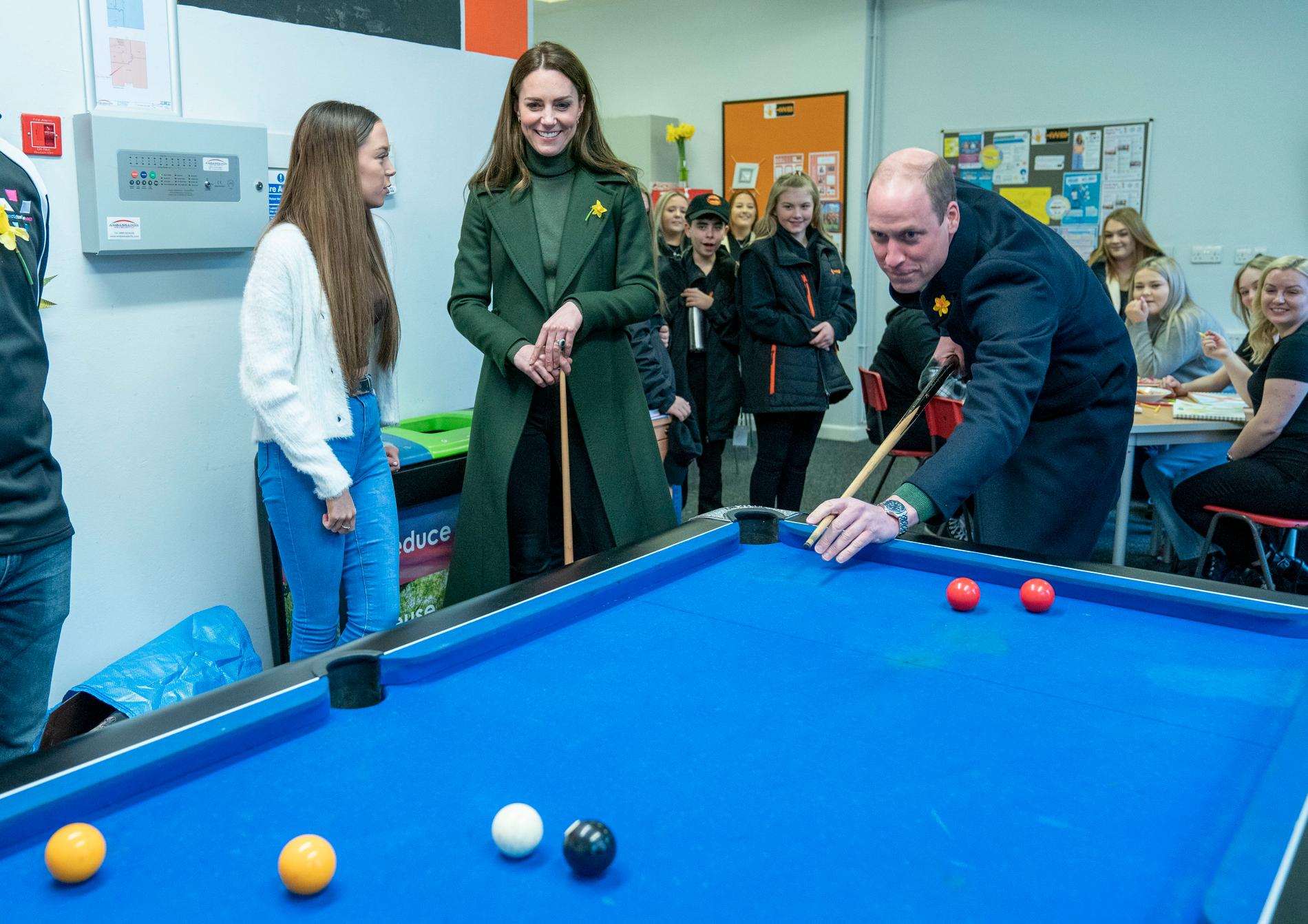 Prins William och Kate spelar biljard under ett besök i Wales.