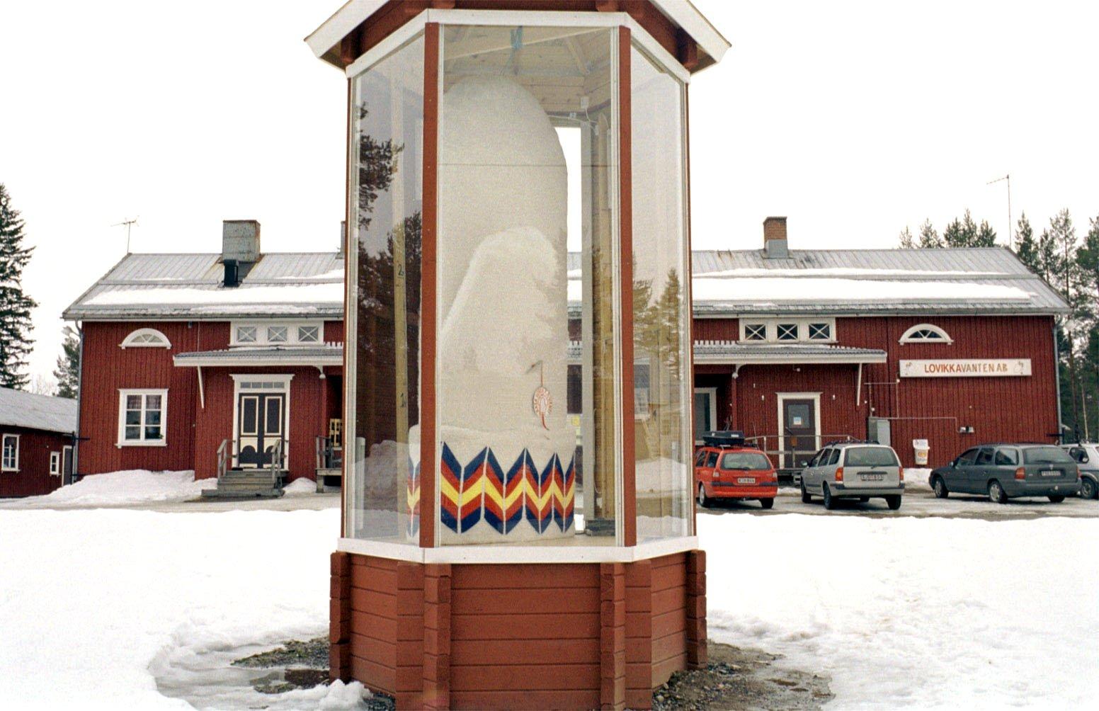 Tumvanten som stod utanför fabriken i Lovikka. Arkivbild från 2001.