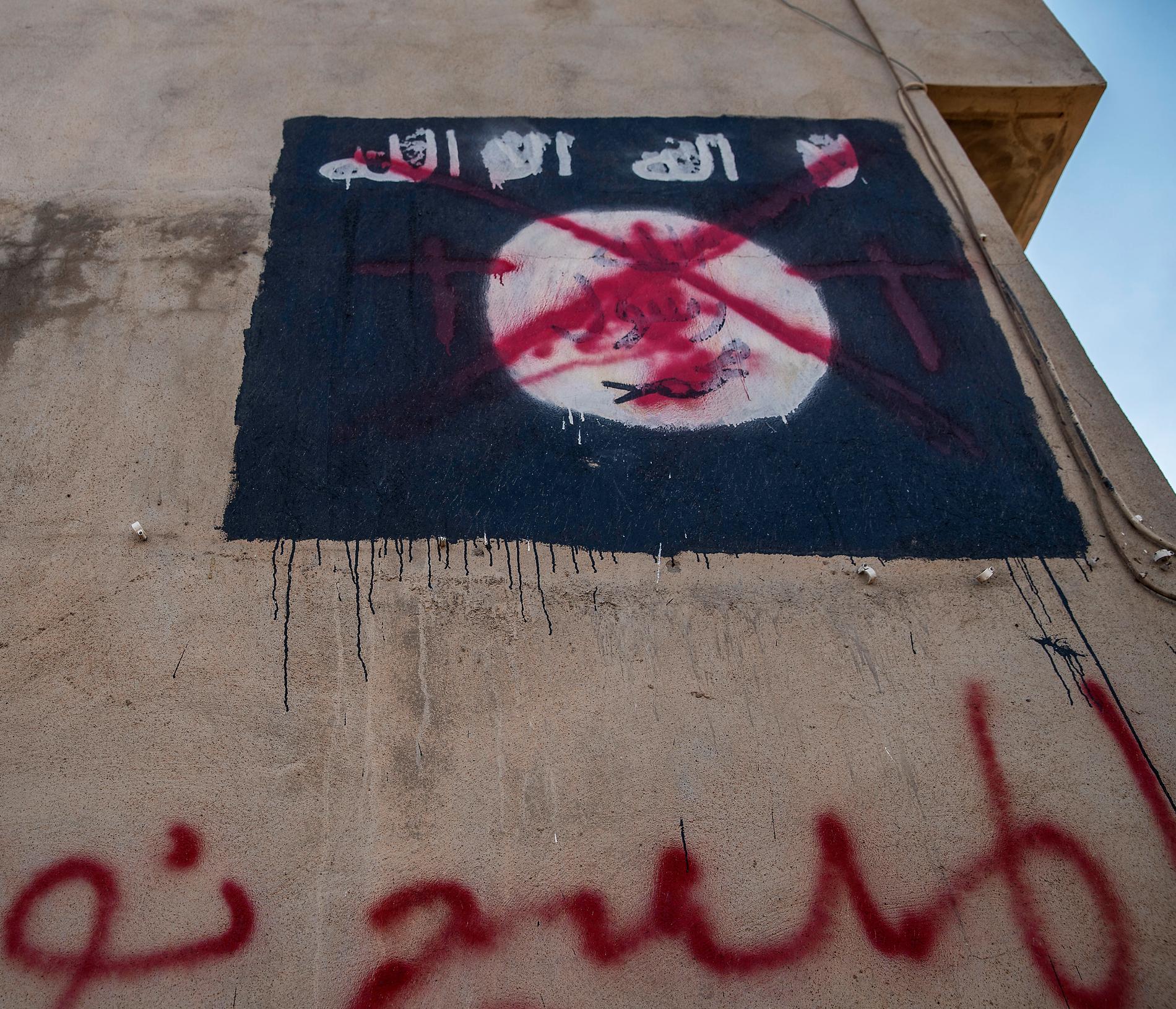 En nerklottrad IS-flagga i Bartella strax utanför Mosul tidigare i år.