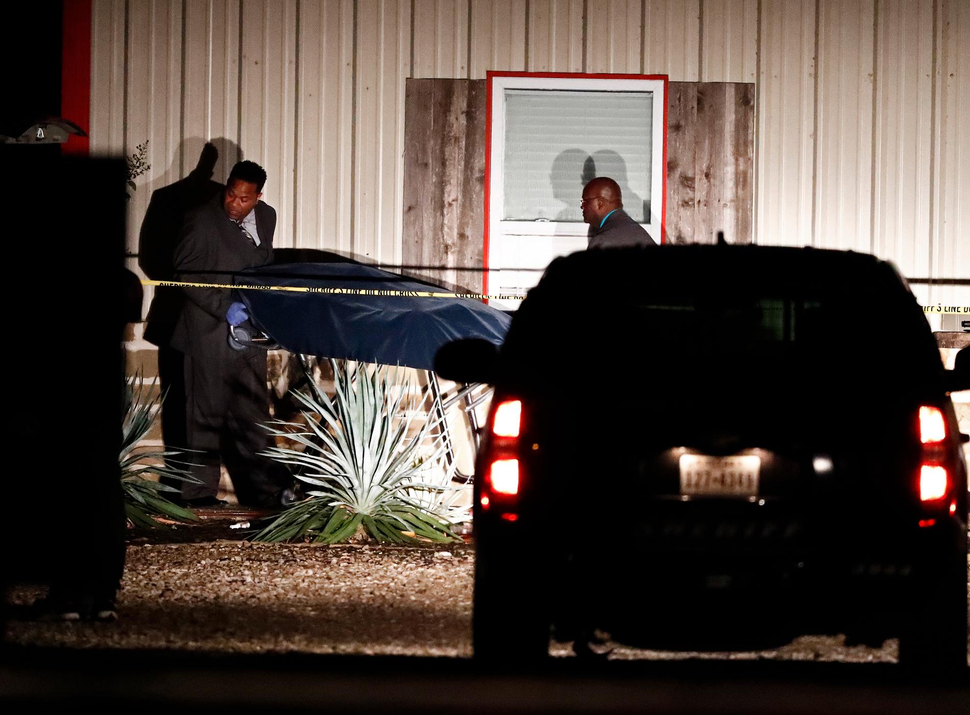 Minst två personer har dödats och fjorton skadats på en återvändarfest i Greenville, Texas. 