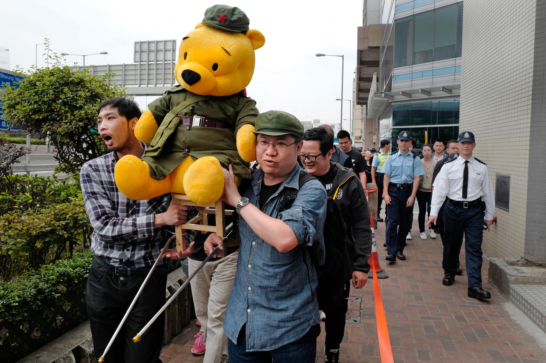 Demonstration i Hongkong där man bär en docka av Nalle Puh, en ironisk symbol för president Xi Jinping