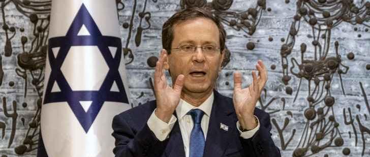 Israels president Isaac Herzog säger att Israel inte vill eskalera konflikten med Iran.