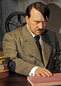 FÖRE. Vaxdockan föreställer Adolf Hitler under hans sista dagar i livet, i bunkern i Berlin. Besökaren slet huvudet av dockan.
